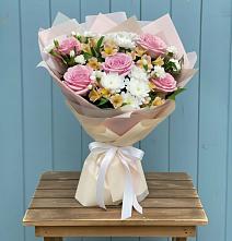 Букет цветов из:  Гвоздики, Орхидеи и Розы в Новкусе-Артезиане