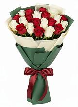 Букет Микс из красных и белых роз в Новкусе-Артезиане