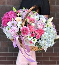 Композиция солнечный день в Новкусе-Артезиане Цветочная композиция из Розы, Хризантемы, Пионы и Лизиантусы в корзине в Новкусе-Артезиане