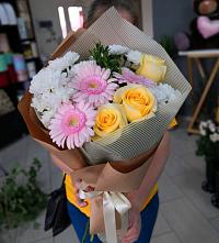 Букет цветов из:  Герберы, Розы и Хризантемы в Новкусе-Артезиане