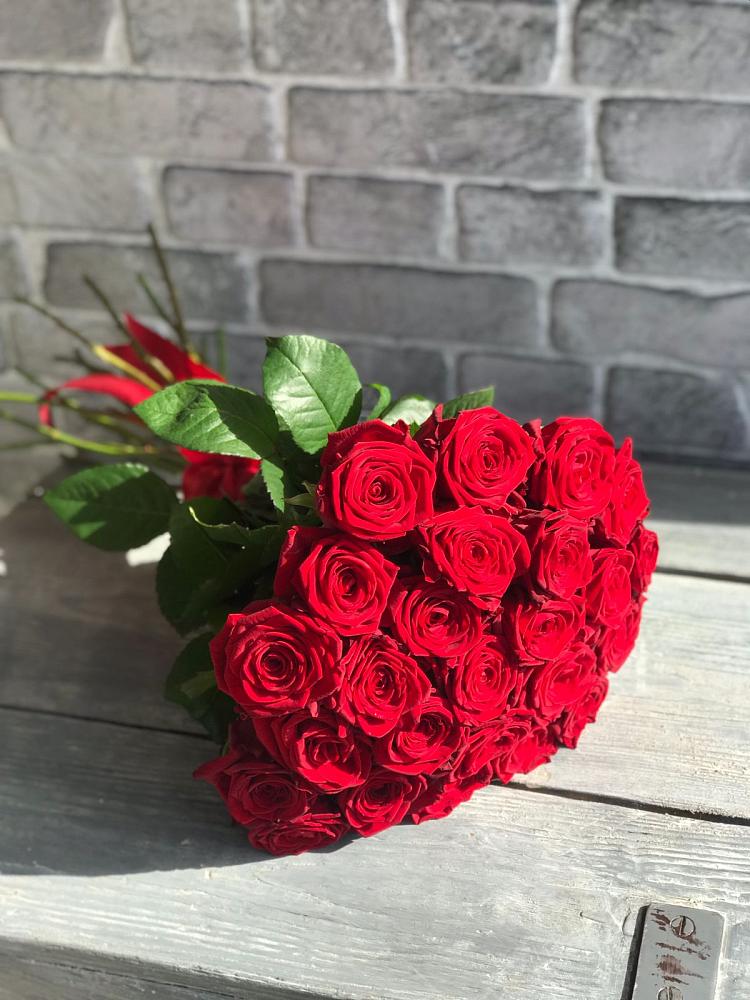 Букет Красные розы Фридом в Новкусе-Артезиане