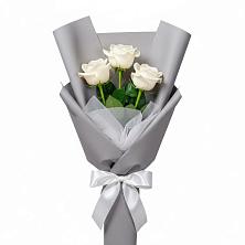 Букет 3 белые розы в Новкусе-Артезиане