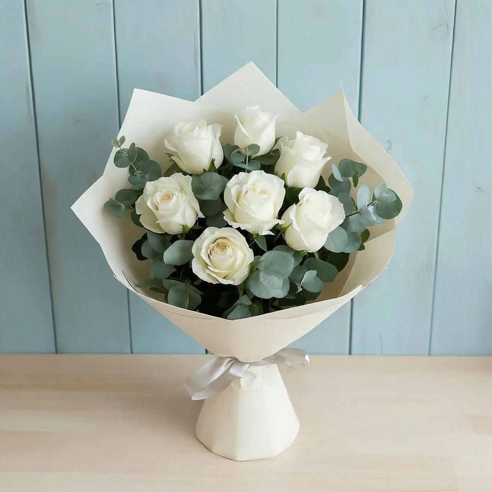 Букет Белые розы в Эвкалипте в Новкусе-Артезиане
