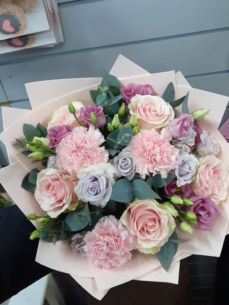 Букет цветов из: Розы, Гвоздики и Лизиантусы в Новкусе-Артезиане